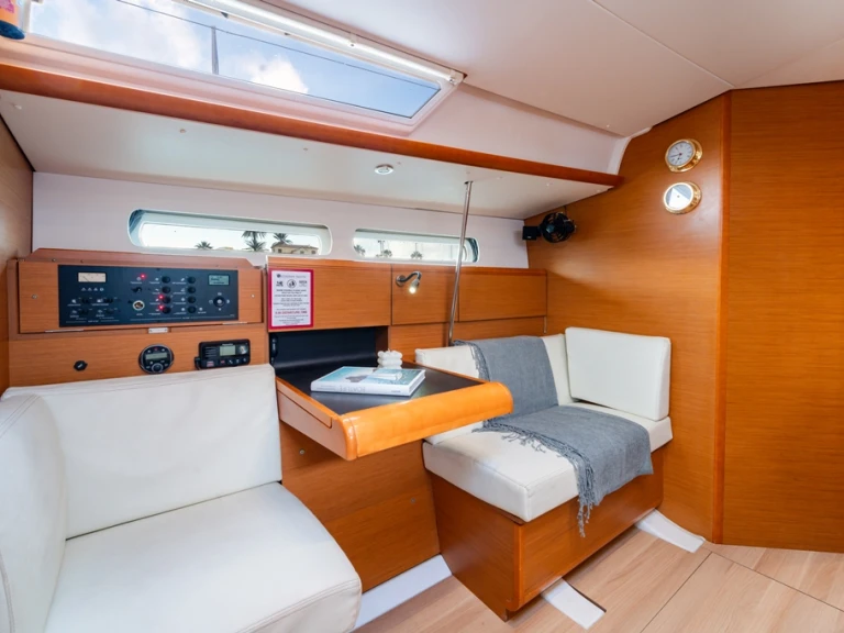 Bootverhuur Jeanneau Sun Odyssey 439 in Lávrio via SamBoat