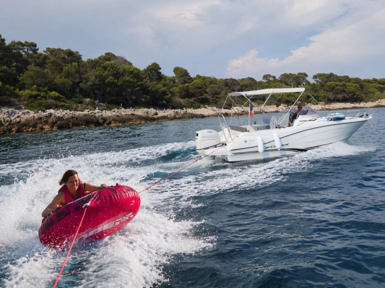 Huur een Jeanneau Cap Camarat 6.5 WA Serie 3 in Antibes