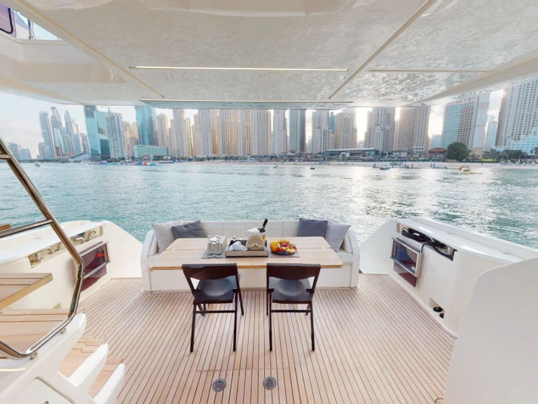 Bootverhuur Dubai Marina goedkoop FERRETTI 670