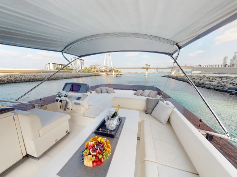 Huur Jacht met of zonder schipper Ferretti in Dubai Marina
