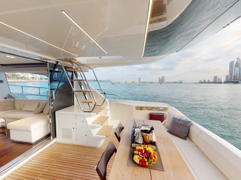 Huur een Ferretti FERRETTI 670 in Dubai Marina