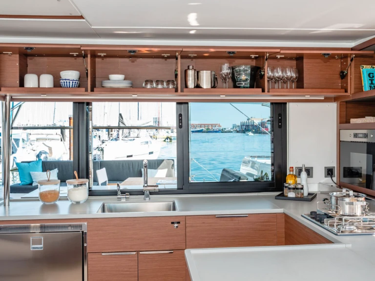 Huur Catamaran met of zonder schipper Lagoon in Néa Péramos