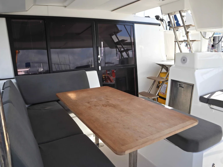 Bootverhuur Fountaine Pajot Astréa 42 Maestro (5 cab.) in Néa Péramos via SamBoat