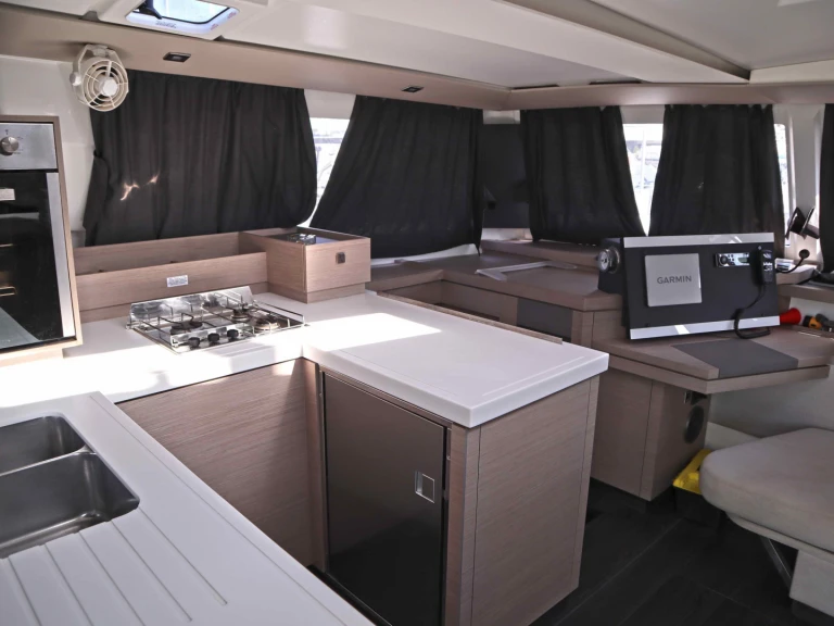 Huur Catamaran met of zonder schipper Fountaine Pajot in Néa Péramos