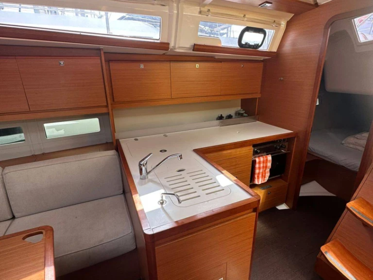 Huur een Dufour Dufour 390 (3 cab.) in Álimos