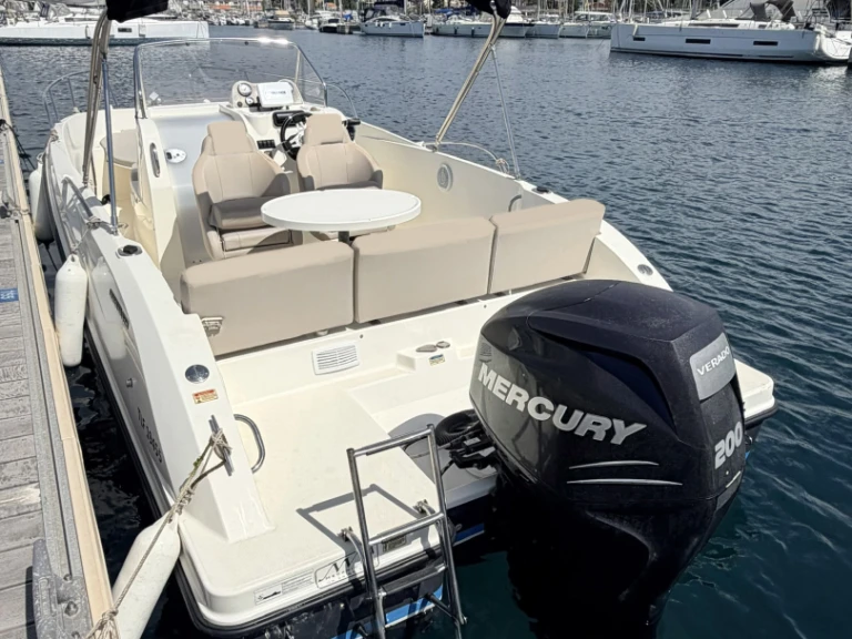 Quicksilver Activ 675 Open te huur van particulier of professional in Saint-Raphaël
