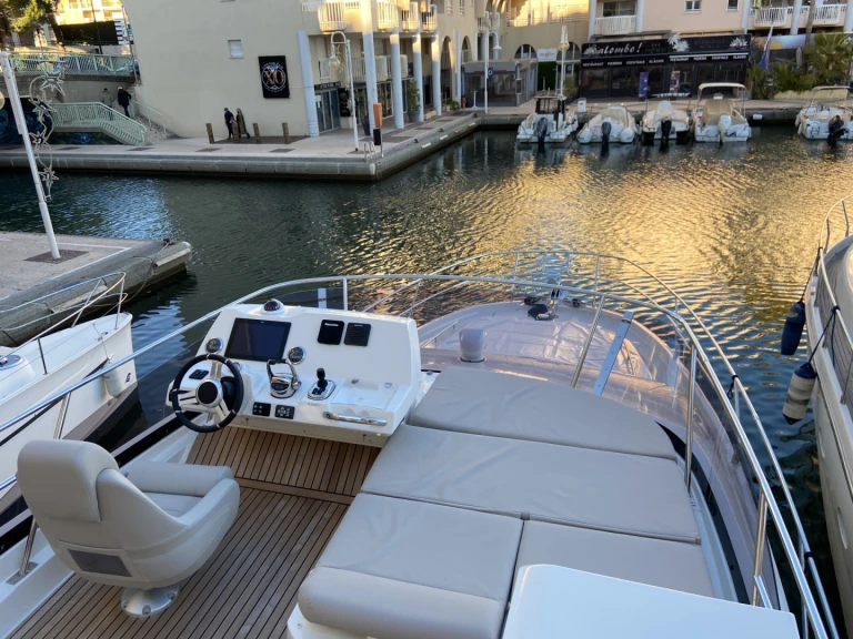 Bootverhuur Prestige Yachts 420 FLY in Saint-Raphaël via SamBoat