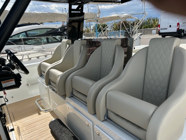 Huur een De Antonio D42 in Antibes