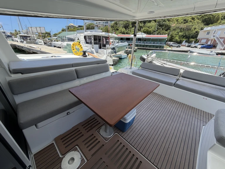 Verhuur Catamaran in Road Town - Lagoon Lagoon 43 (Owners Version)
