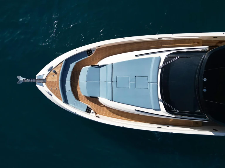 Cayman Yachts 540 WA te huur van particulier of professional in Napels