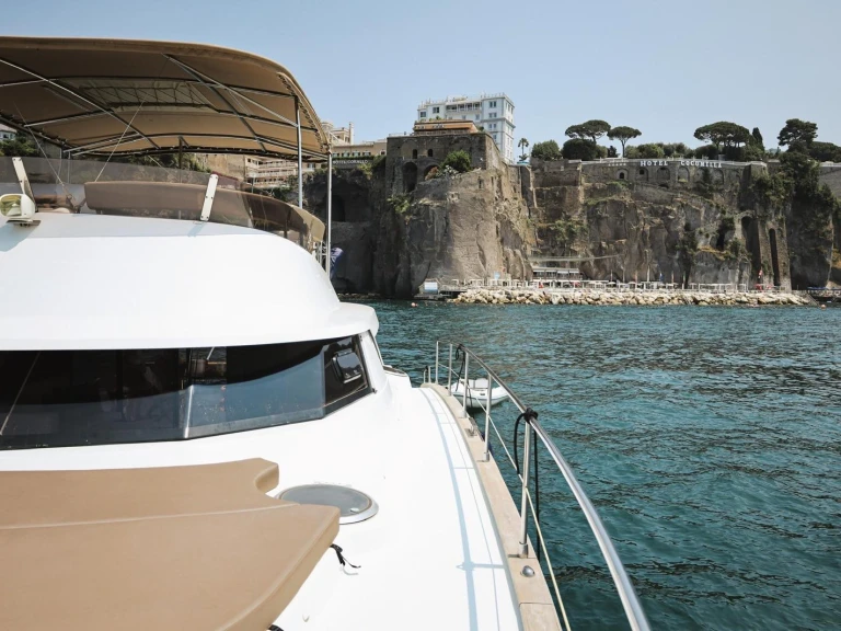 Huur een Fountaine Pajot Cumberland 47 LC in Marina di Stabia