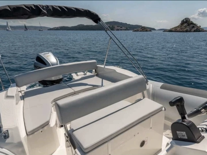 Bootverhuur Wellcraft Martinique 2600 in Fréjus via SamBoat