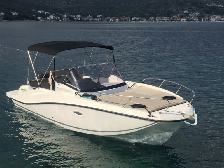 Huur een Quicksilver Activ 675 Sundeck in Marseille