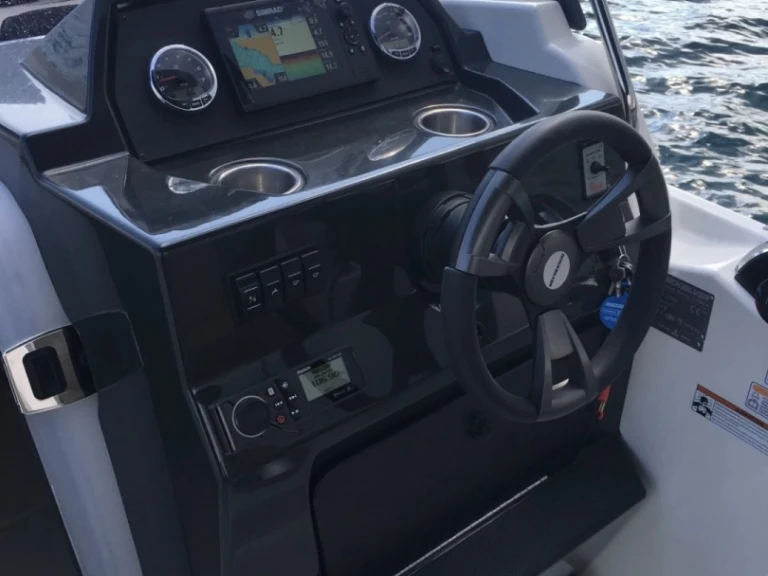 Huur een Quicksilver Activ 675 Sundeck in Marseille