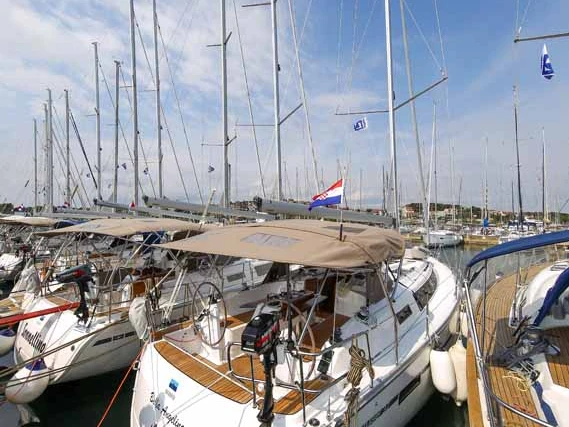 Huur een Bavaria Cruiser 37 in Pula