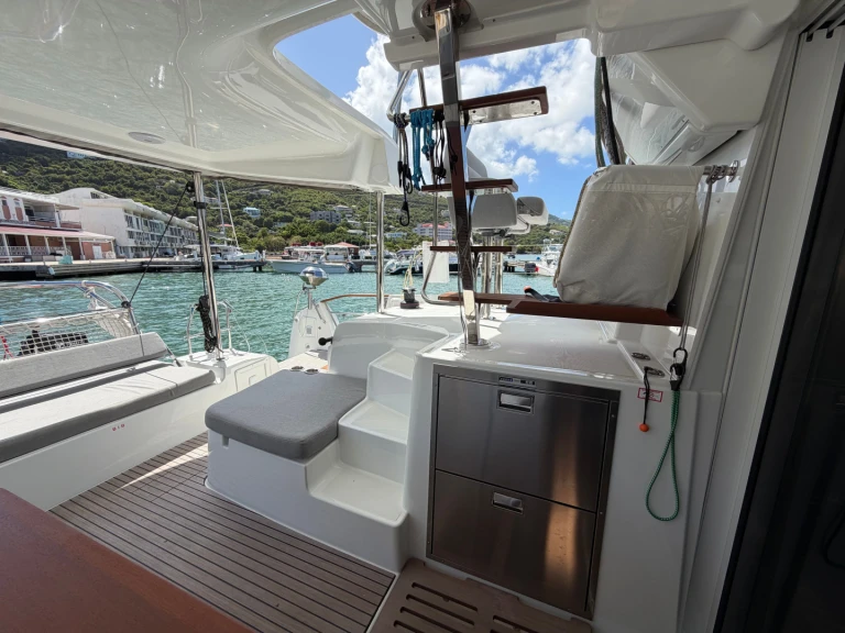 Huur een Lagoon Lagoon 43 (Owners Version) in Road Town