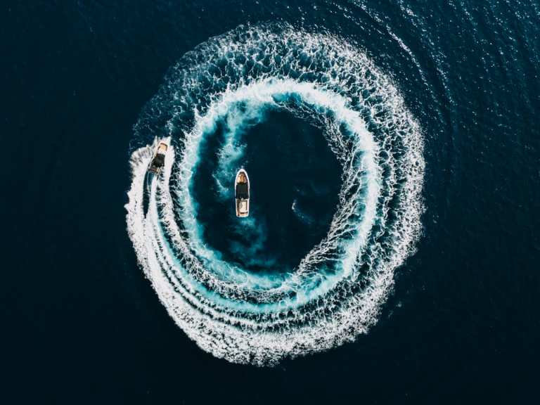 Huur een Alesta Raptor Excursion in Mílos