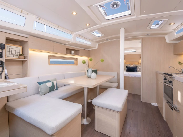 Huur een Oceanis 37.1 firts line in Palma de Mallorca