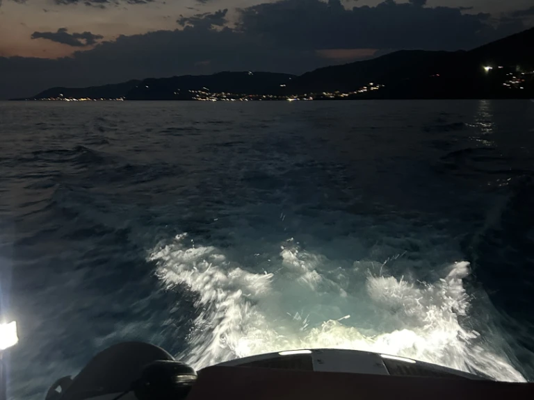 Jachthuur in Castellammare di Stabia - Pirelli Pzero 880 Sport via SamBoat