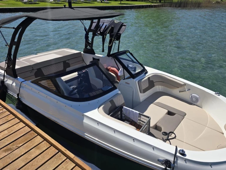 Motorboot te huur in Annecy voor de beste prijs