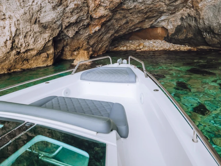Bootverhuur Axopar Axopar 37 T-Top in Alyki via SamBoat