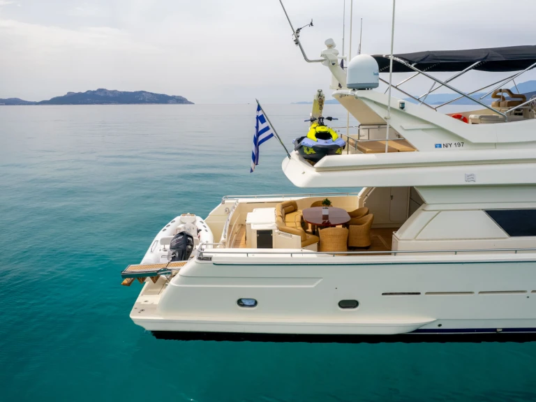 Huur een Ferretti Ferretti 80 in Marina Aliki