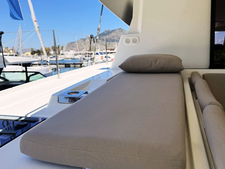 Huur een Fountaine Pajot Elba 45 in Palermo