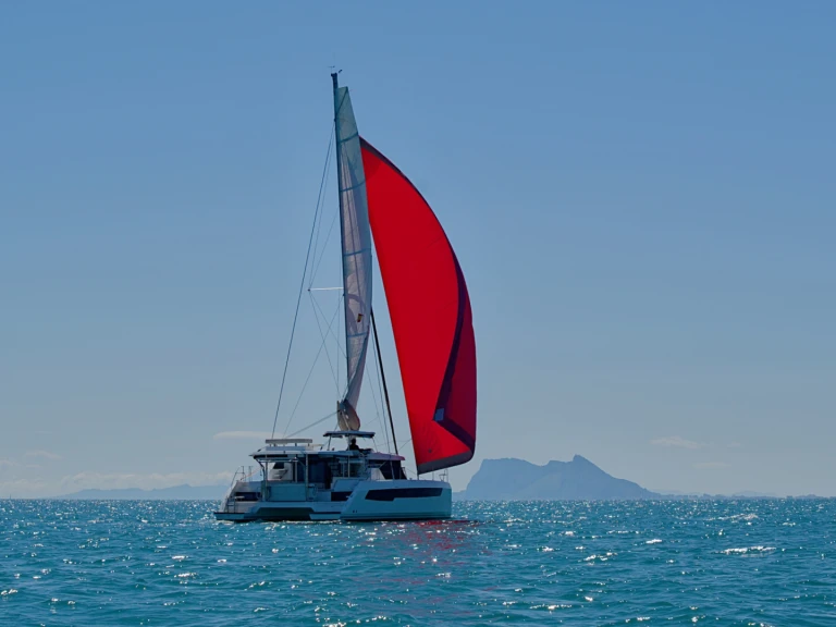 Catamaran te huur in Puerto Sotogrande voor de beste prijs