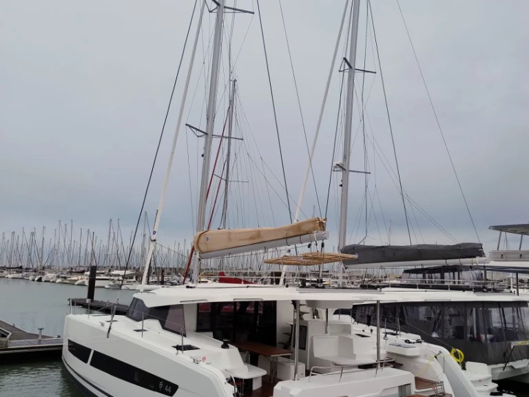 Verhuur Catamaran Fountaine Pajot met vaarbewijs