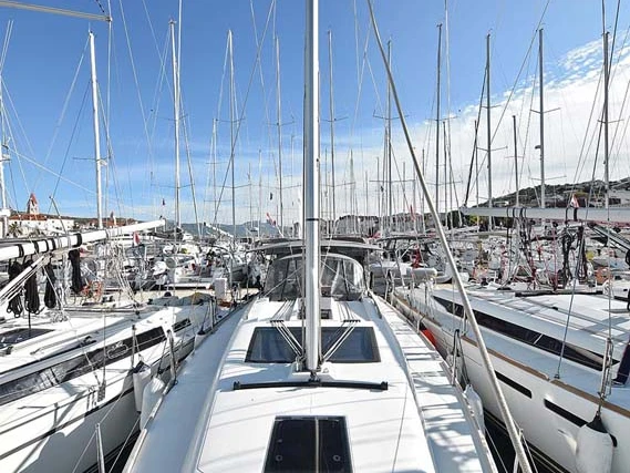 Huur een Dufour Dufour 382 Grand Large in Pula