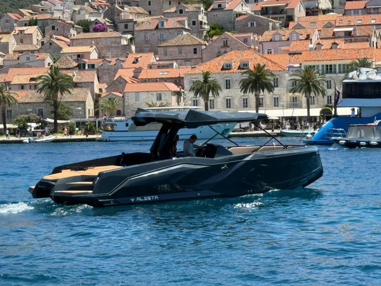 Motorboot te huur in Hvar voor de beste prijs