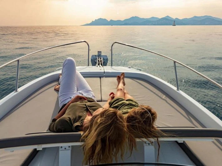 Verhuur Motorboot Jeanneau met vaarbewijs