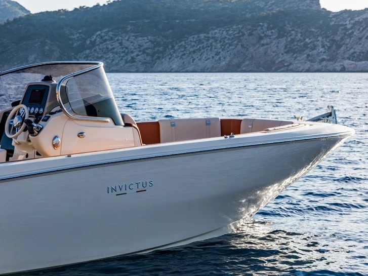 Verhuur Motorboot Invictus  met vaarbewijs