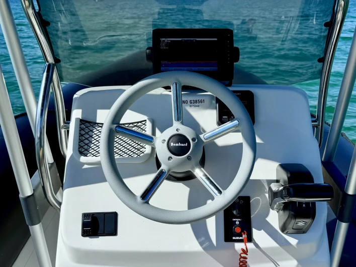 Motorboot te huur in Aix-les-Bains voor de beste prijs