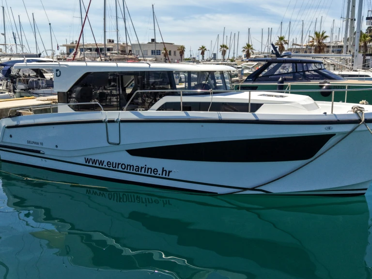 Huur een Delphia Delphia 10 Sedan in Split