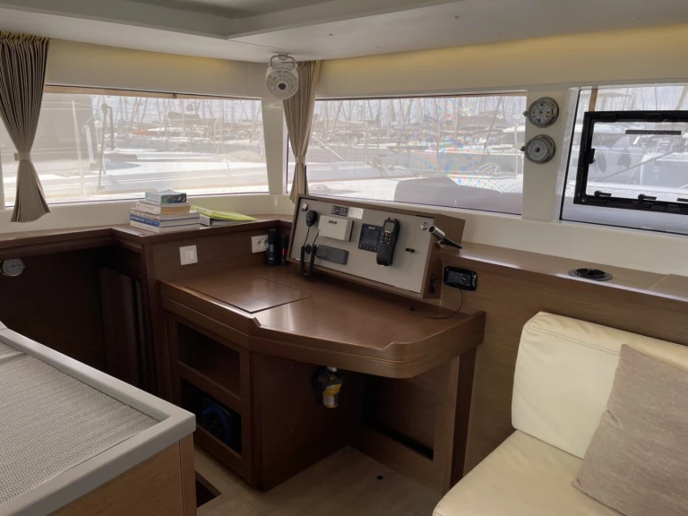 Bootverhuur Lagoon Lagoon 450 F in Álimos via SamBoat