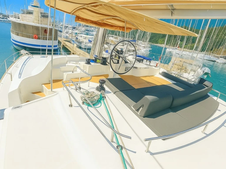 Catamaran te huur in Lávrio voor de beste prijs