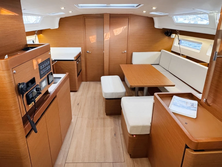 Huur een Jeanneau Sun Odyssey 490 in Puntone