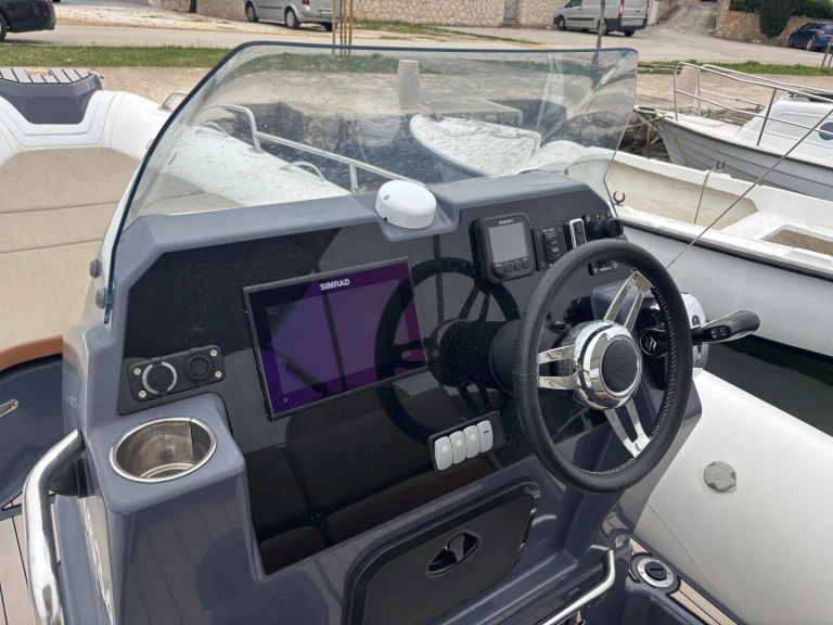 Bootverhuur Zodiac Medline 7.5 in Trogir via SamBoat