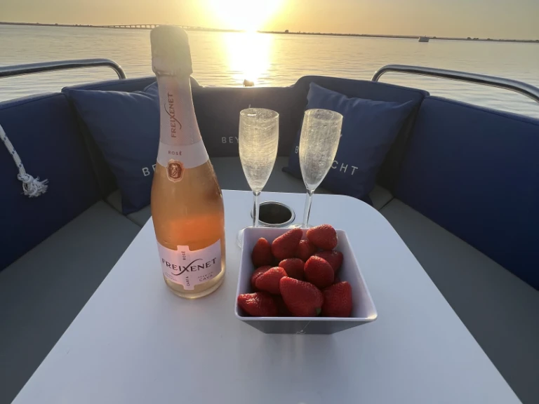 Verhuur Motorboot Bey Yacht met vaarbewijs