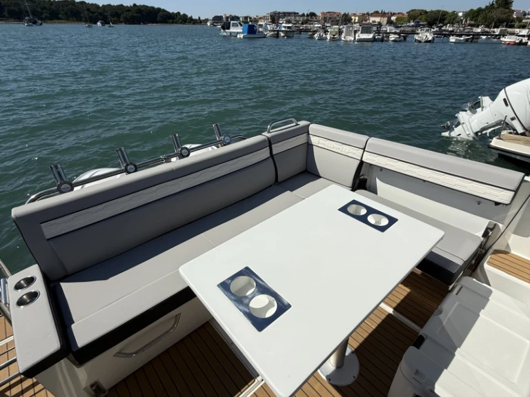 Huur een Jeanneau Merry Fisher 895 Cruiser in Medulin
