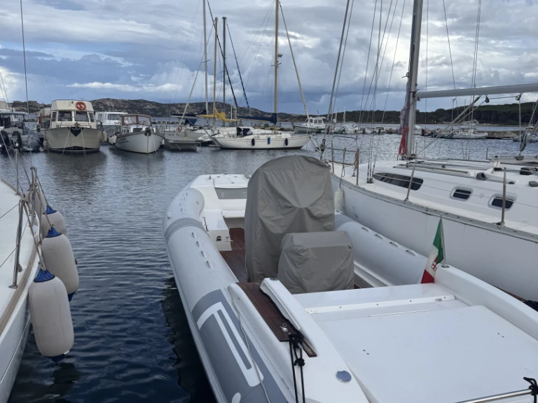 Bootverhuur Pirelli P880 sport in Porto Turistico Palau via SamBoat