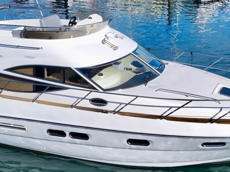 Huur een Sealine F425  in Antibes