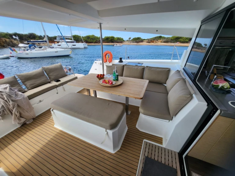Verhuur Catamaran in Porquerolles - Fountaine Pajot Astrea 42