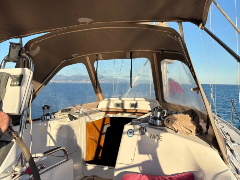 Huur een Hunter Hunter 38 in Saint-Laurent-du-Var