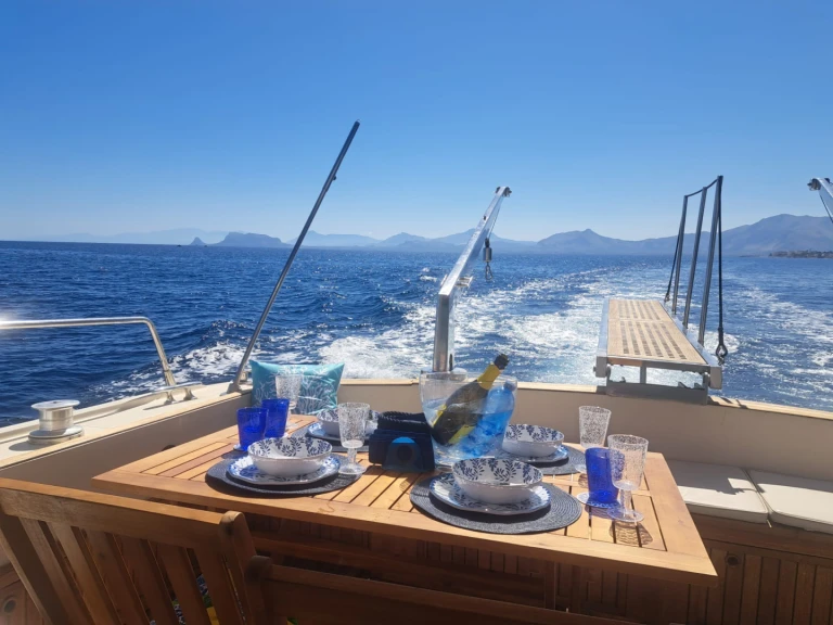 Huur een superitalia flybridge in Palermo