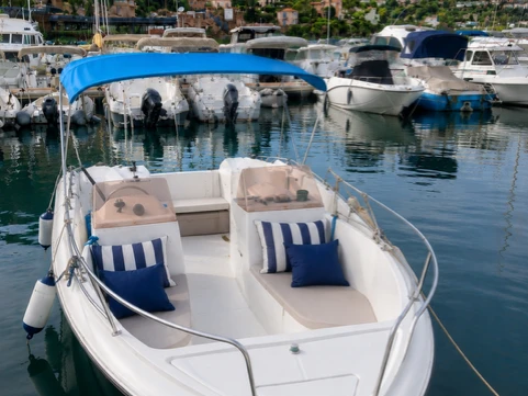 Verhuur Motorboot Arcoa met vaarbewijs