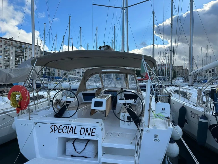 Huur een Dufour Dufour 390 GL in Cagliari