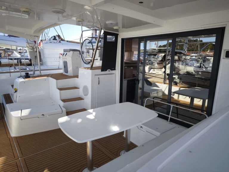 Catamaran te huur in Šibenik voor de beste prijs