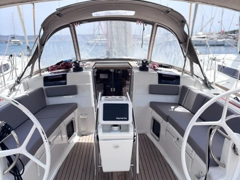Huur een Jeanneau Sun Odyssey 449 in Lávrio